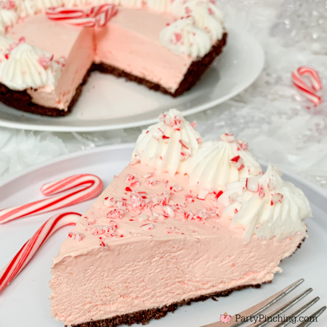 Peppermint fluff pie, easy best peppermint pie, Peppermint no bake Christmas pie, 6 ingredient peppermint pie, easy to make 10 minute pie, best easy Christmas frozen peppermint pie, candy cane pie, best easy candy cane peppermint pie