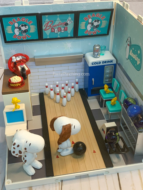 Look Inside Snoopy's Doghouse, Inside Snoopy's Doghouse, Snoopy Doghouse Interior, Snoopy kitchen, Snoopy living room, Snoopy Pool Room, Snoopy Library den, Snoopy guest room bedroom, Snoopy bathroom, Snoopy basement, Snoopy cafe, Snoopy bowling alley, Snoopy's siblings Belle Olaf Marbles Andy Spike, Robotime Rolife Super Creator, Snoopy Re-ment Rement, Miniature model building, Charles M. Schulz, Snoopy, Peanuts Comics, Charlie Brown