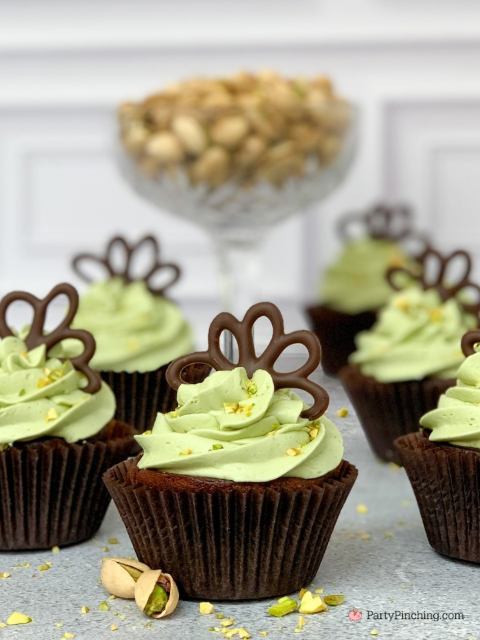 No bake Chocolate Pistachio Cupcakes, easy best chocolate pistachio cupcakes filled, fun easy pistachio butter frosting, Drake's Cakes Yankee Doodle Cupcakes with pistachio frosting