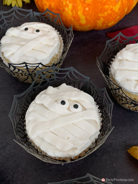 Easy Mummy Cupcakes, best easy Halloween treat cupcake ideas, cute mummy cupcakes, no decorating skill required mummy cupcakes, best easy Halloween treat cupcake dessert recipe ideas for kids and adults