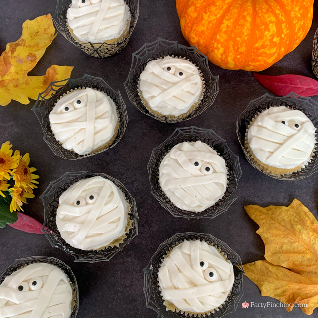 Easy Mummy Cupcakes, best easy Halloween treat cupcake ideas, cute mummy cupcakes, no decorating skill required mummy cupcakes, best easy Halloween treat cupcake dessert recipe ideas for kids and adults