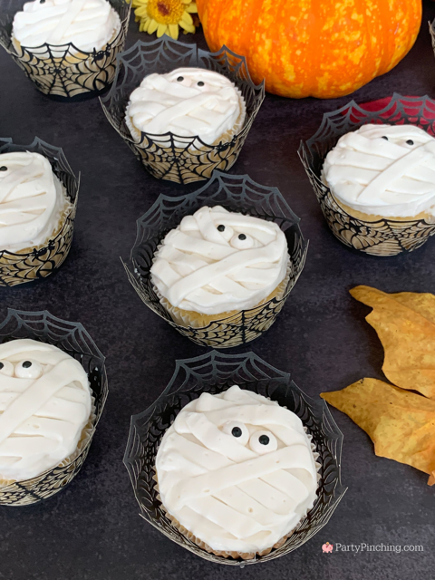 Easy Mummy Cupcakes, best easy Halloween treat cupcake ideas, cute mummy cupcakes, no decorating skill required mummy cupcakes, best easy Halloween treat cupcake dessert recipe ideas for kids and adults