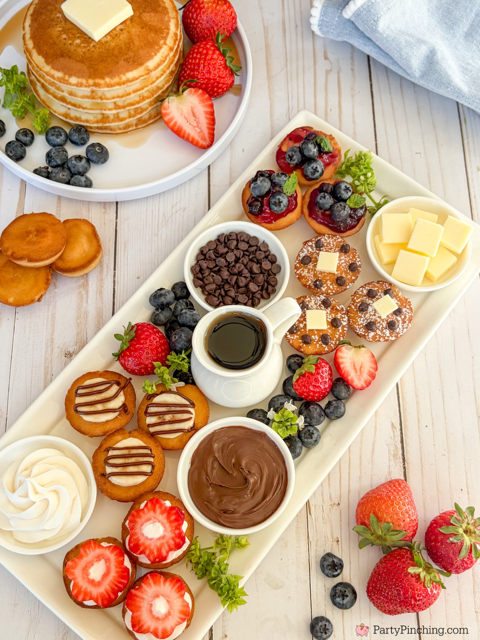 Flapjack Mini Muffins, Little Debbie Flapjack Mini Muffins, Pancake mini muffins, mini pancakes, easy mini pancake sampler, mini blueberry pie pancakes, mini banana Nutella pancakes, mini strawberries and cream pancakes, mini chocolate chip pancakes, no cook bake mini pancake muffins, easy brunch breakfast ideas