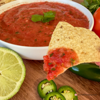 easy fresh homemade restaurant style salsa, best salsa recipe, super easy best fresh salsa recipe, best salsa recipe for a crowd, best easy potluck picnic cinco de mayo food salsa recipe ideas
