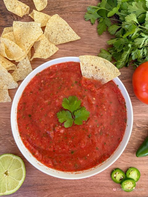 easy fresh homemade restaurant style salsa, best salsa recipe, super easy best fresh salsa recipe, best salsa recipe for a crowd, best easy potluck picnic cinco de mayo super bowl football tailgate food salsa recipe ideas