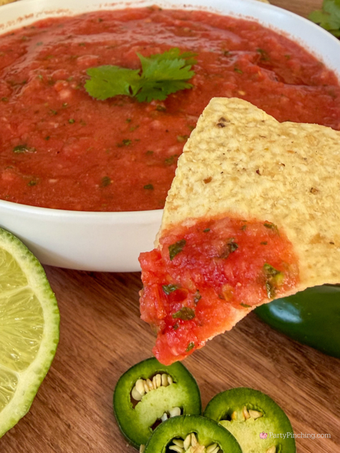 easy fresh homemade restaurant style salsa, best salsa recipe, super easy best fresh salsa recipe, best salsa recipe for a crowd, best easy potluck picnic cinco de mayo super bowl football tailgate food salsa recipe ideas