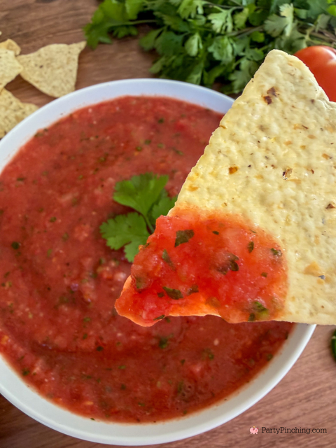 easy fresh homemade restaurant style salsa, best salsa recipe, super easy best fresh salsa recipe, best salsa recipe for a crowd, best easy potluck picnic cinco de mayo super bowl football tailgate food salsa recipe ideas